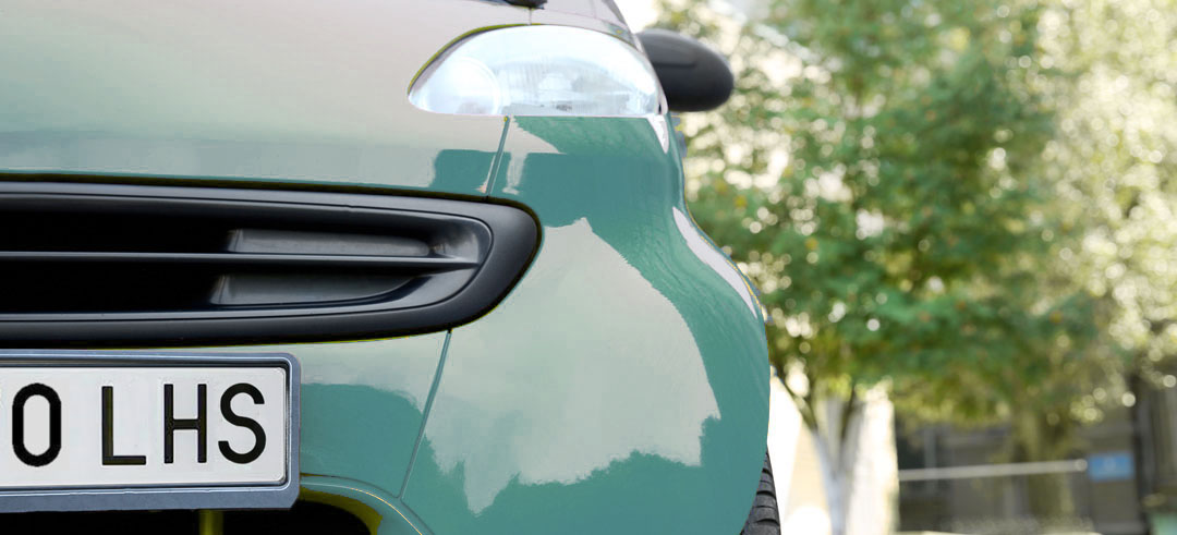 Coche de color verde apartado