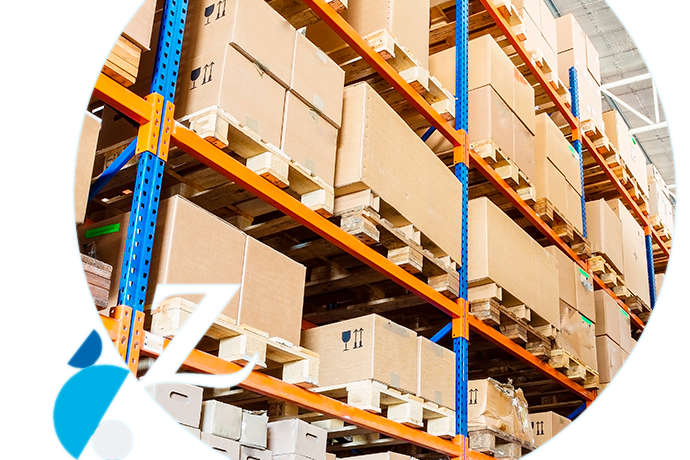 almacén con caja en estanterías