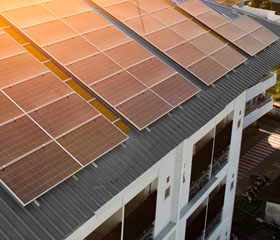 Casa con una instalación de placas solares sobre el tejado