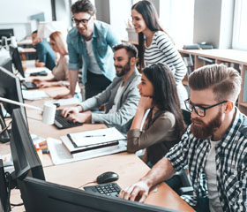 Trabajadores en una oficina con ordenadores