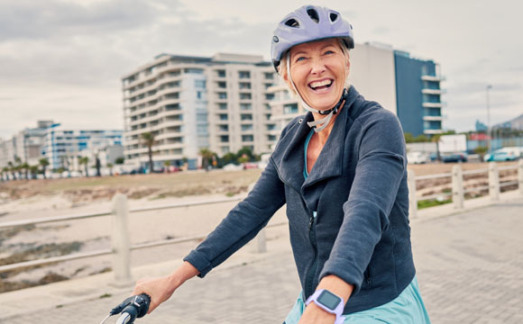 persona mayor sonriente en bicicleta