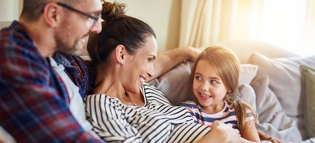 Niña tocando la barriga de su madre embarazada