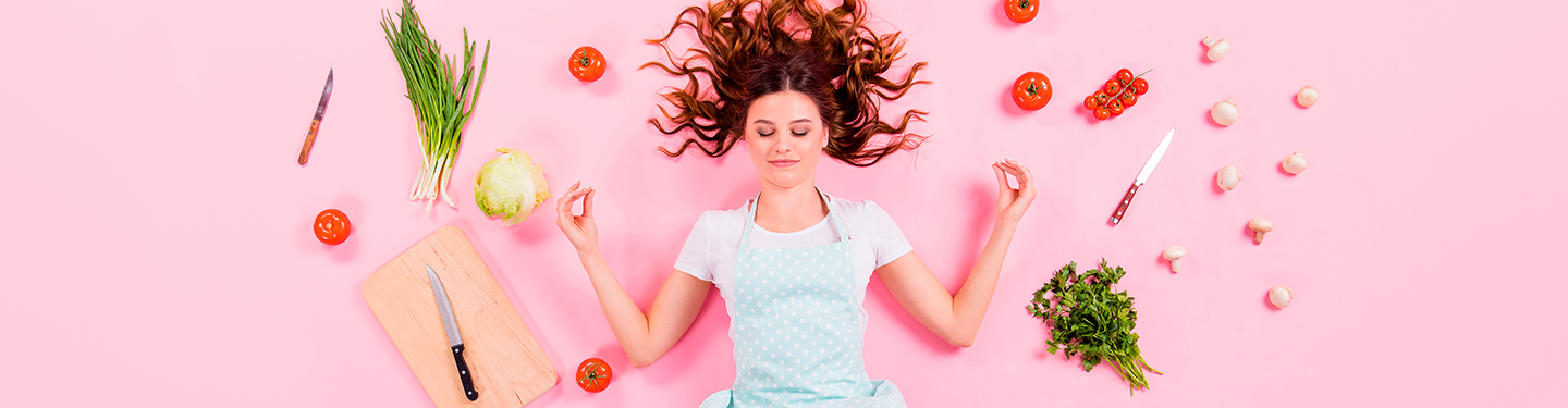 Mujer meditando con alimentos a su alrededor