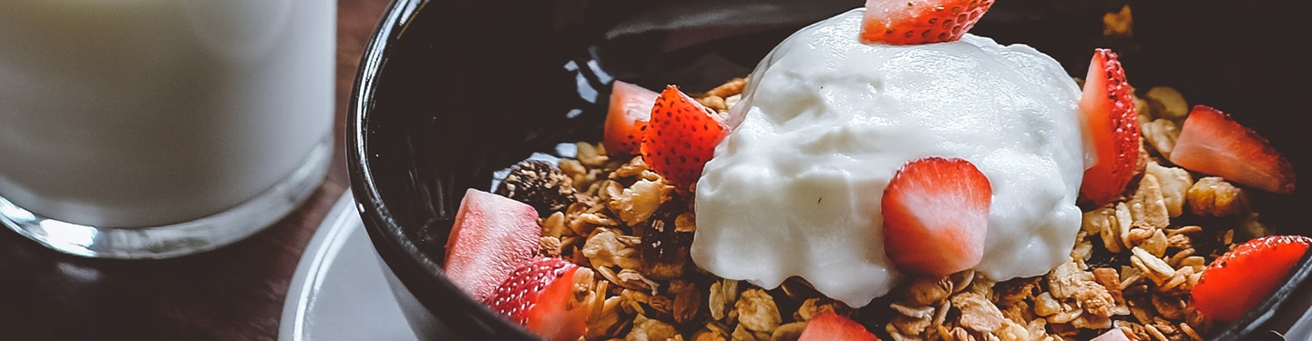 Bowl con avena, fresas y yogurt