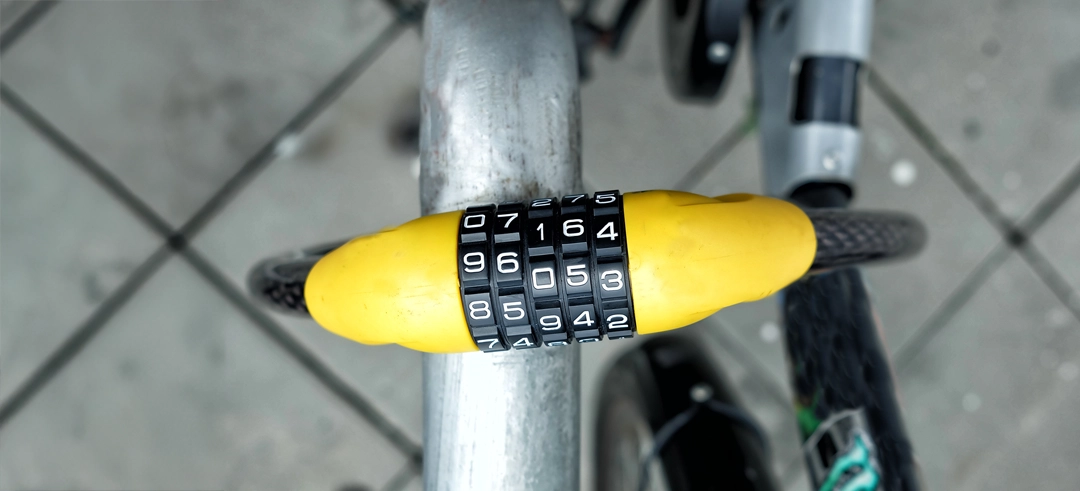 Candado numérico junto a una bicicleta