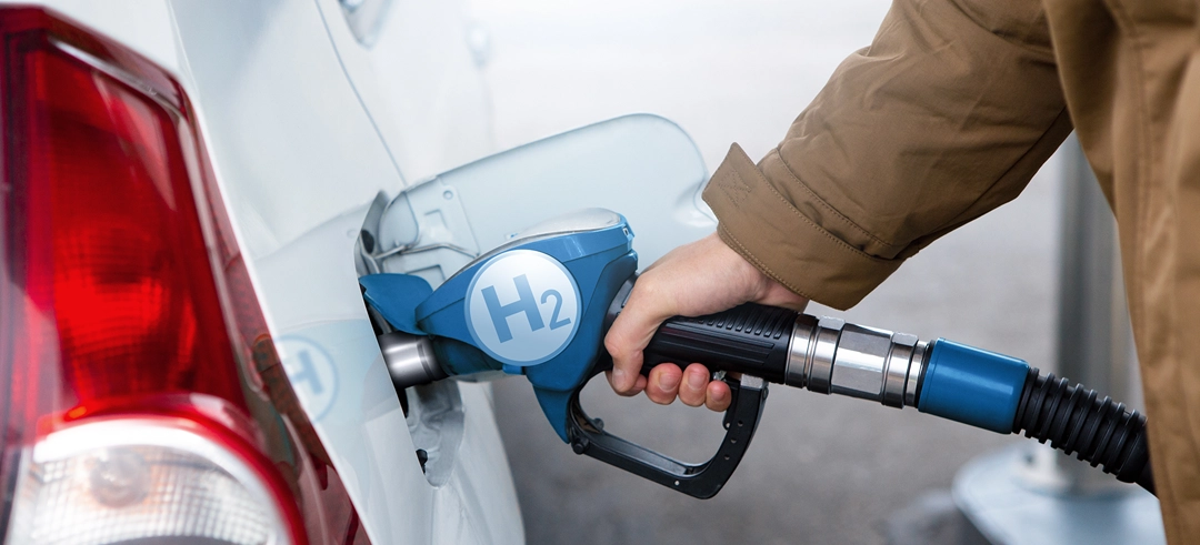 Coche repostando hidrógeno en una estación de servicio