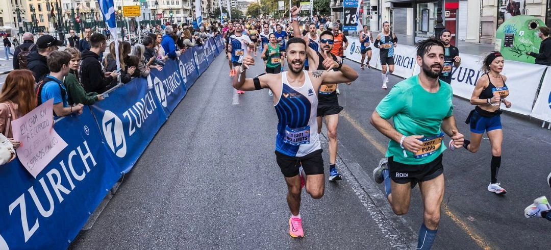 Carrera patrocinada por Zurich con corredores saludando
