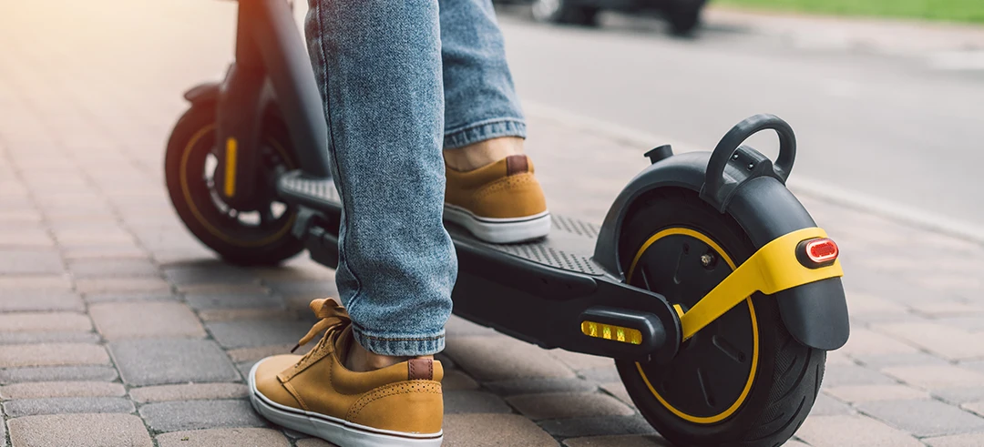 Persona montando en un patinete eléctrico