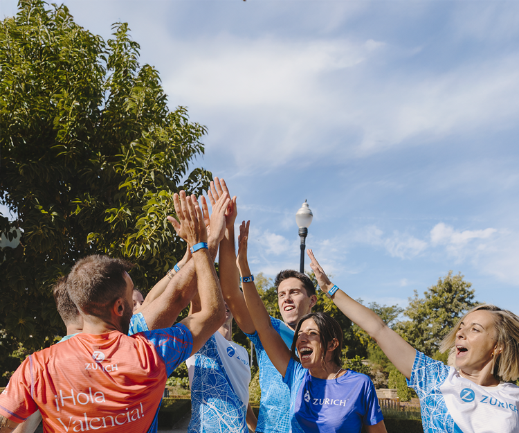 corredores felices, chocando las manos