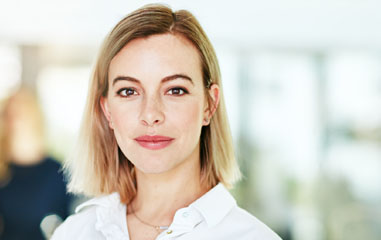 chica profesional mirando a cámara